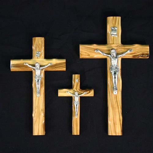 Crucifix (stil vestic) sculptat in lemn de maslin cu Trupul lui Iisus rastignit