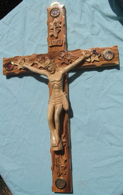 Crucifix sculptat in lemn de maslin (stil vestic)