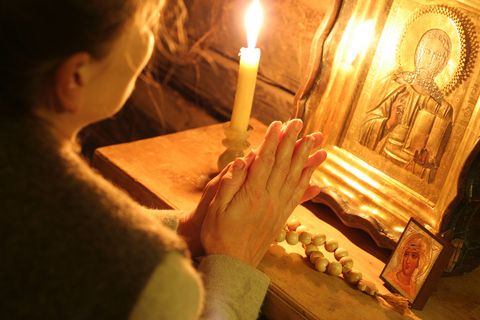 Aprinde o lumânare în Biserica Sfântului Mormânt, Ierusalim